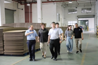 平湖市委常委、副市長張斌蒞臨景興紙業全資子公司平湖景包調研殘疾人就業工作